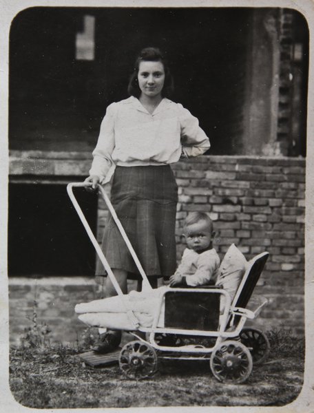 Prelegentka Anna Herbich podczas spotkania z członkami Arkonii