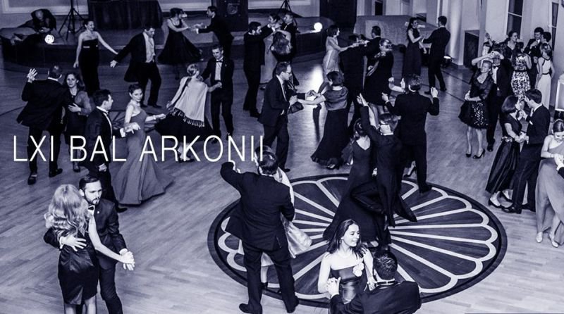 Uczestnicy LXI Balu Arkonii podczas poloneza w sali balowej