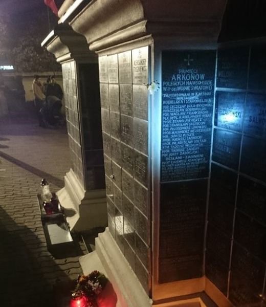 Groby korporantów Arkonii ozdobione zniczami i kwiatami w barwach arkońskich