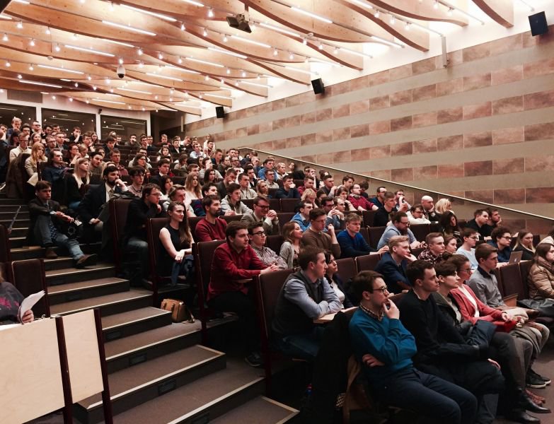 Debata o geopolityce z ekspertami w auli Szkoły Głównej Handlowej