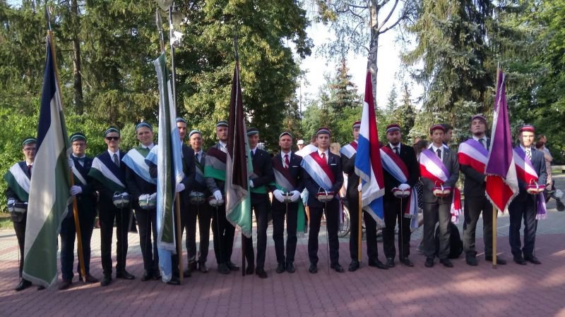 Poczet sztandarowy Arkonii na Powązkach Wojskowych
