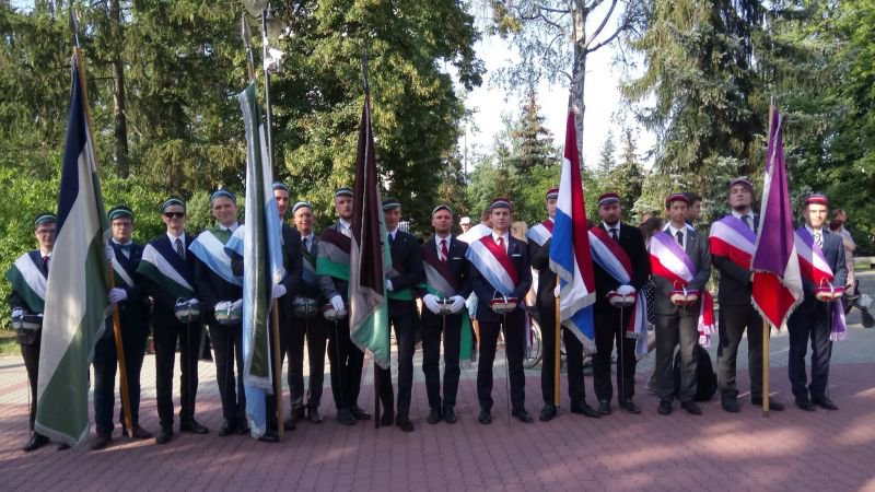 Poczet sztandarowy Arkonii na Powązkach Wojskowych