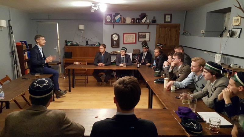 Prelegent podczas kwatery naukowej Arkonii