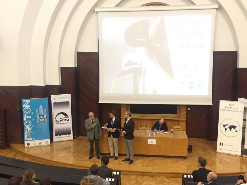 Prelegenci podczas spotkania o elektromobilności w SGH