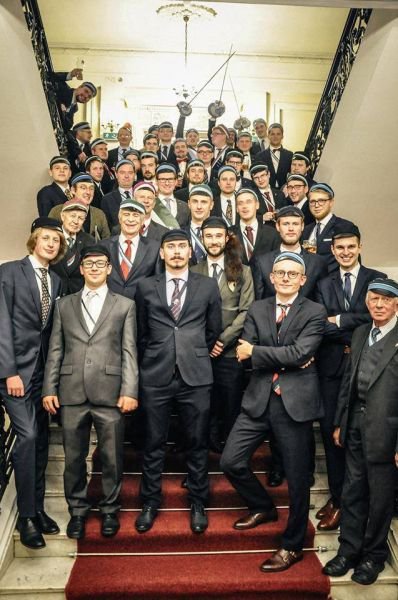Uczestnicy komerszu w sali bankietowej