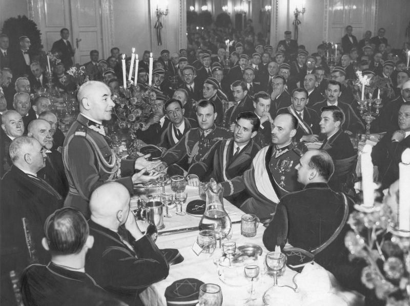 Archiwalne zdjęcie przedstawiające członków korporacji akademickiej