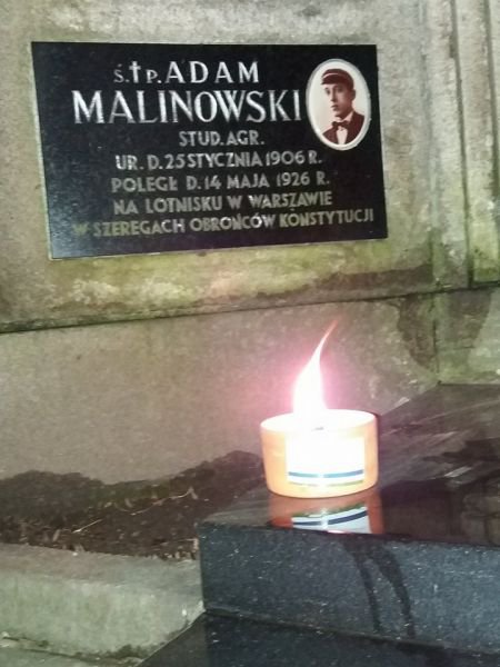 Znicze na grobie z barwami korporacyjnymi