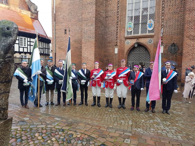 Poczty sztandarowe korporacji akademickich podczas uroczystości komerszowych