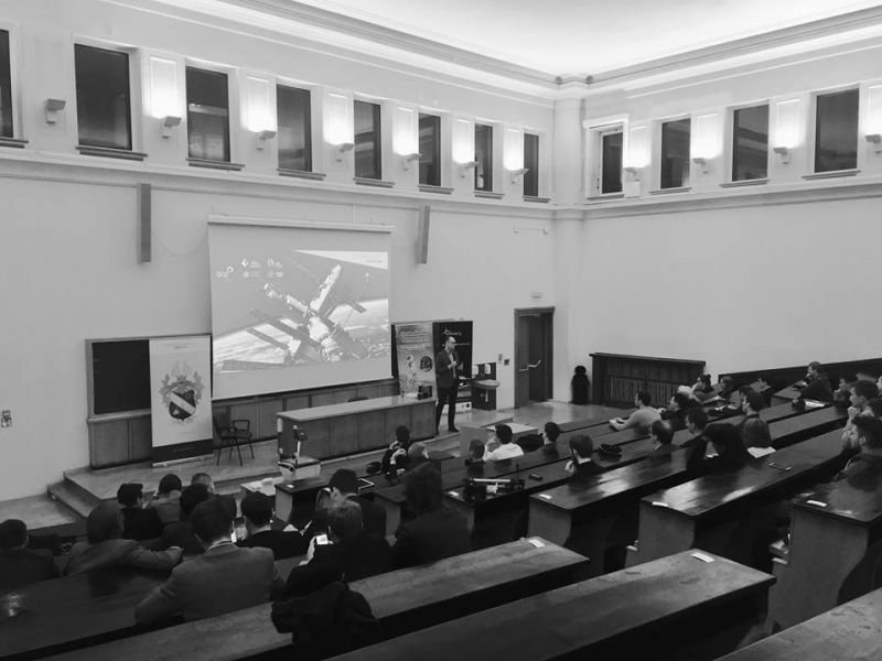 Prelegent podczas wykładu w sali audytoryjnej