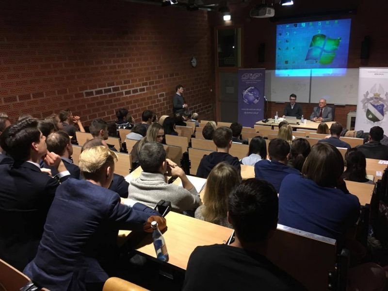 Uczestnicy debaty o Korei Północnej przy stole konferencyjnym