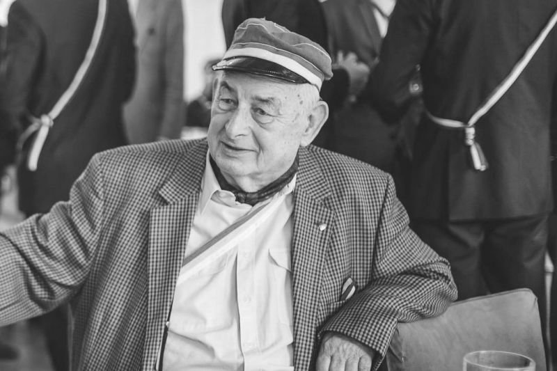 Znicze i barwy korporacyjne na grobie filistra