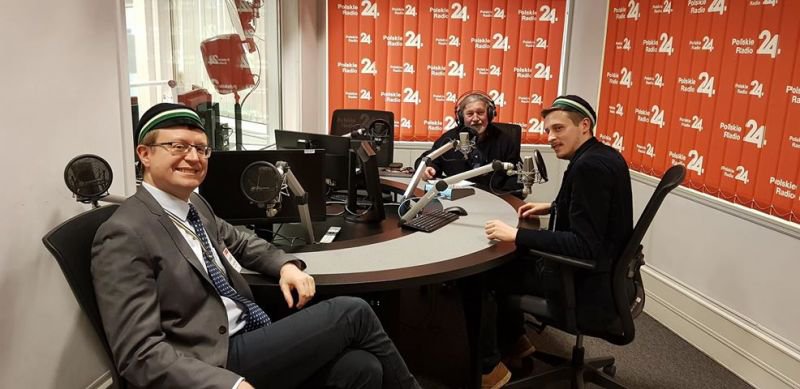 Studio radiowe z mikrofonem i sprzętem nagrywającym