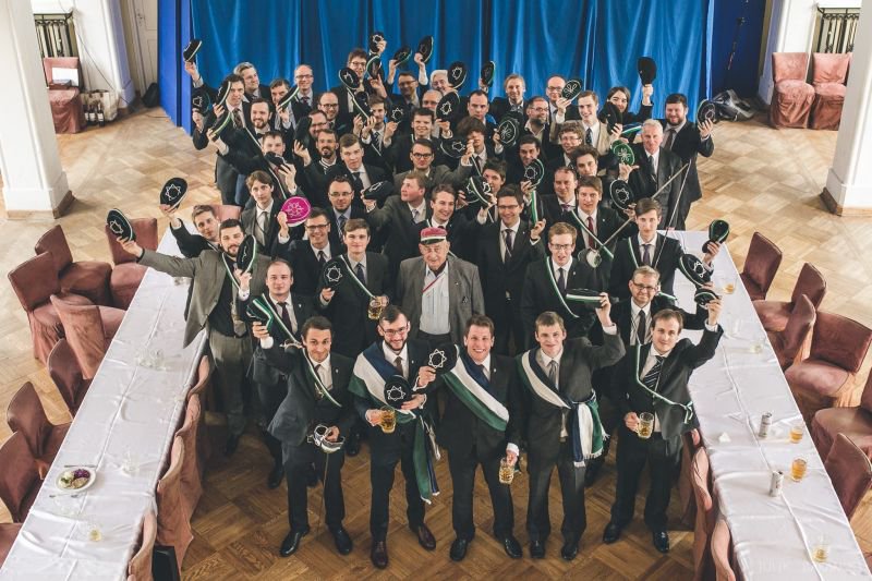 Uczestnicy spotkania dyskusyjnego Arkonii przy kwaterze