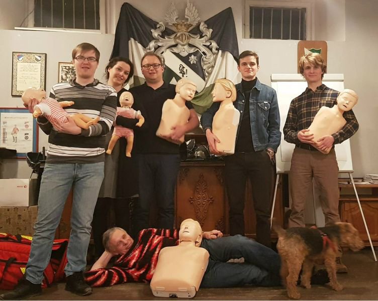 Uczestnicy kursu pierwszej pomocy ćwiczący resuscytację na fantomie