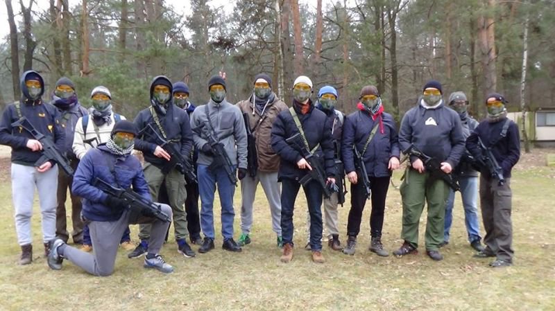 Uczestnicy wyjazdu integracyjnego podczas szkolenia taktycznego w terenie