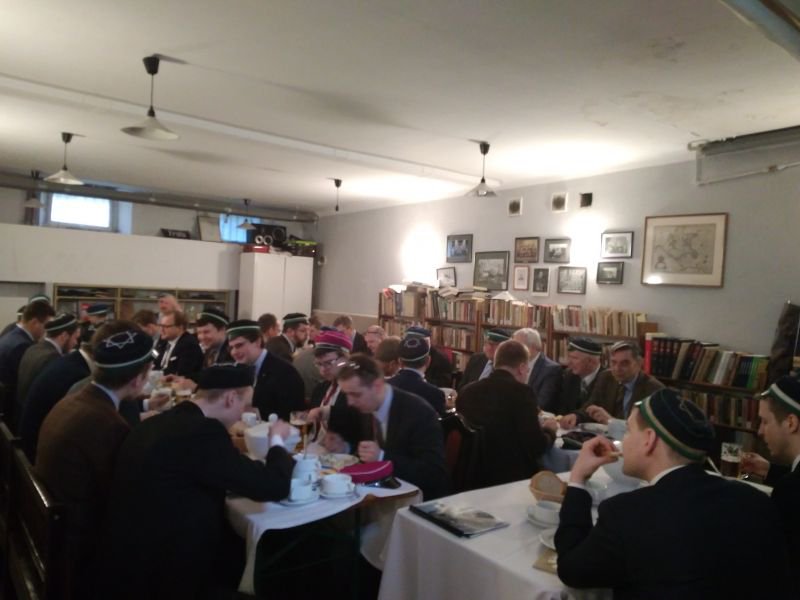 Uczestnicy Jajeczka Arkonii przy świątecznie zastawionym stole