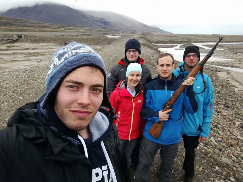 Krajobraz arktyczny Svalbardu z ośnieżonymi górami i fiordami