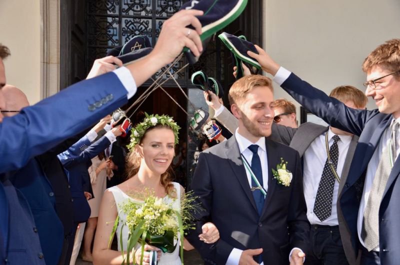 Nowożeńcy podczas uroczystości ślubnej