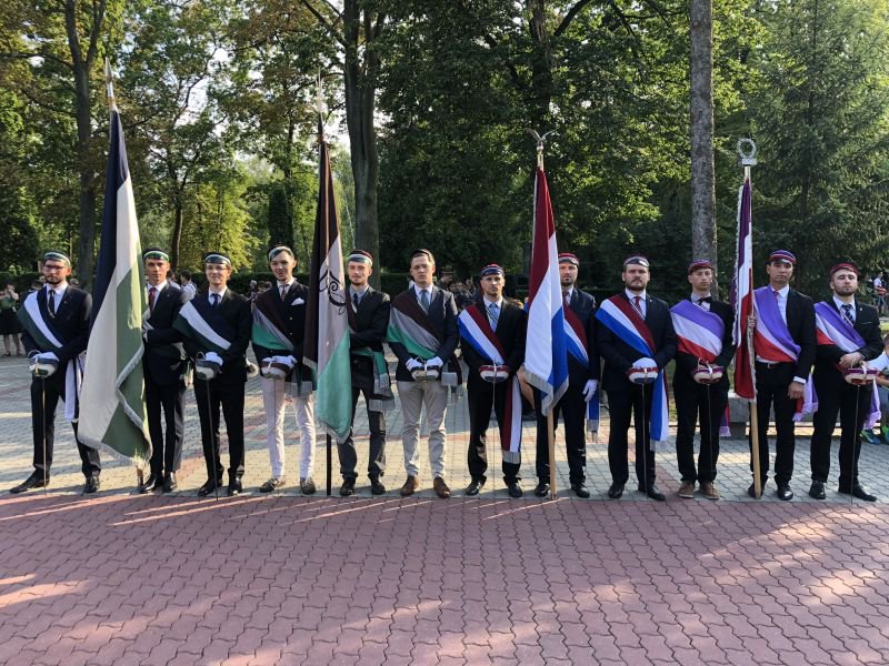 Poczet sztandarowy Arkonii na Powązkach Wojskowych