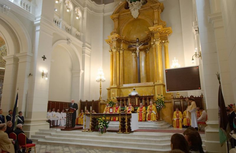 Poczet sztandarowy Arkonii podczas mszy inauguracyjnej roku akademickiego