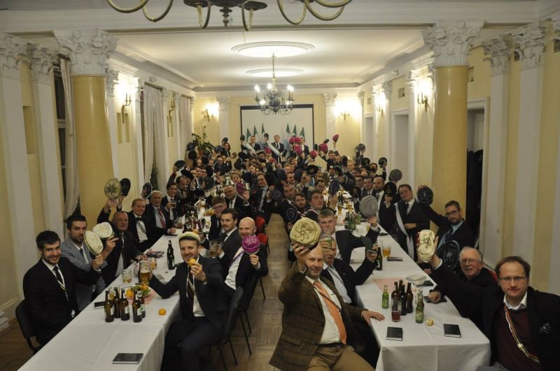 Delegacje korporacji akademickich podczas komerszu 135-lecia Welecji