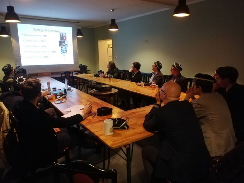 Uczestnicy wykładu o tradycyjnym goleniu na kwaterze Arkonii