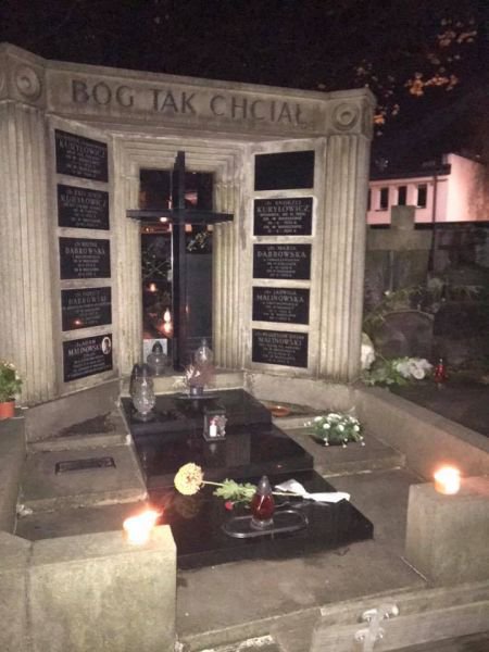 Znicz i barwy arkońskie na grobie filistra na warszawskim cmentarzu