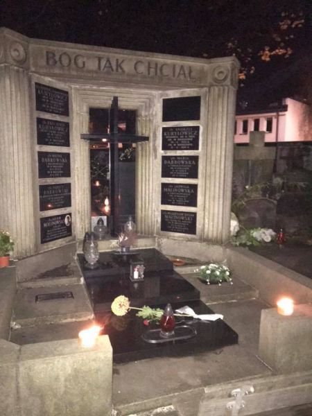 Znicz i barwy arkońskie na grobie filistra na warszawskim cmentarzu