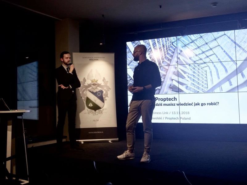 Prelegent podczas prezentacji o Proptech dla uczestników spotkania