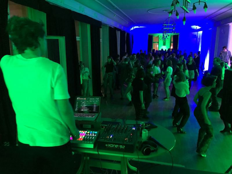 Uczestnicy Wieczornicy Arkonii w strojach nawiązujących do lat 90.